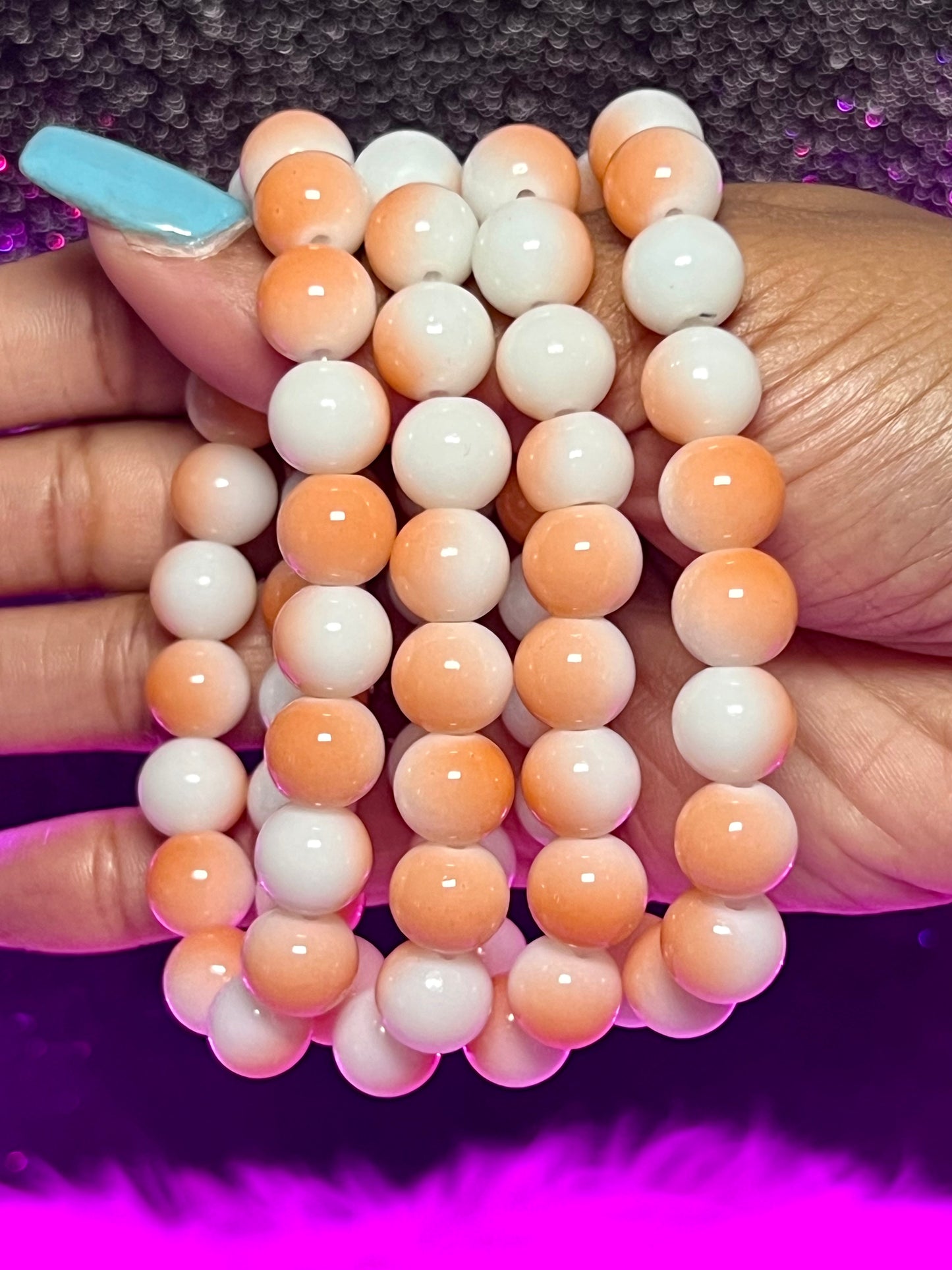 Pulsera con cuentas de melocotones y crema (1 pieza)