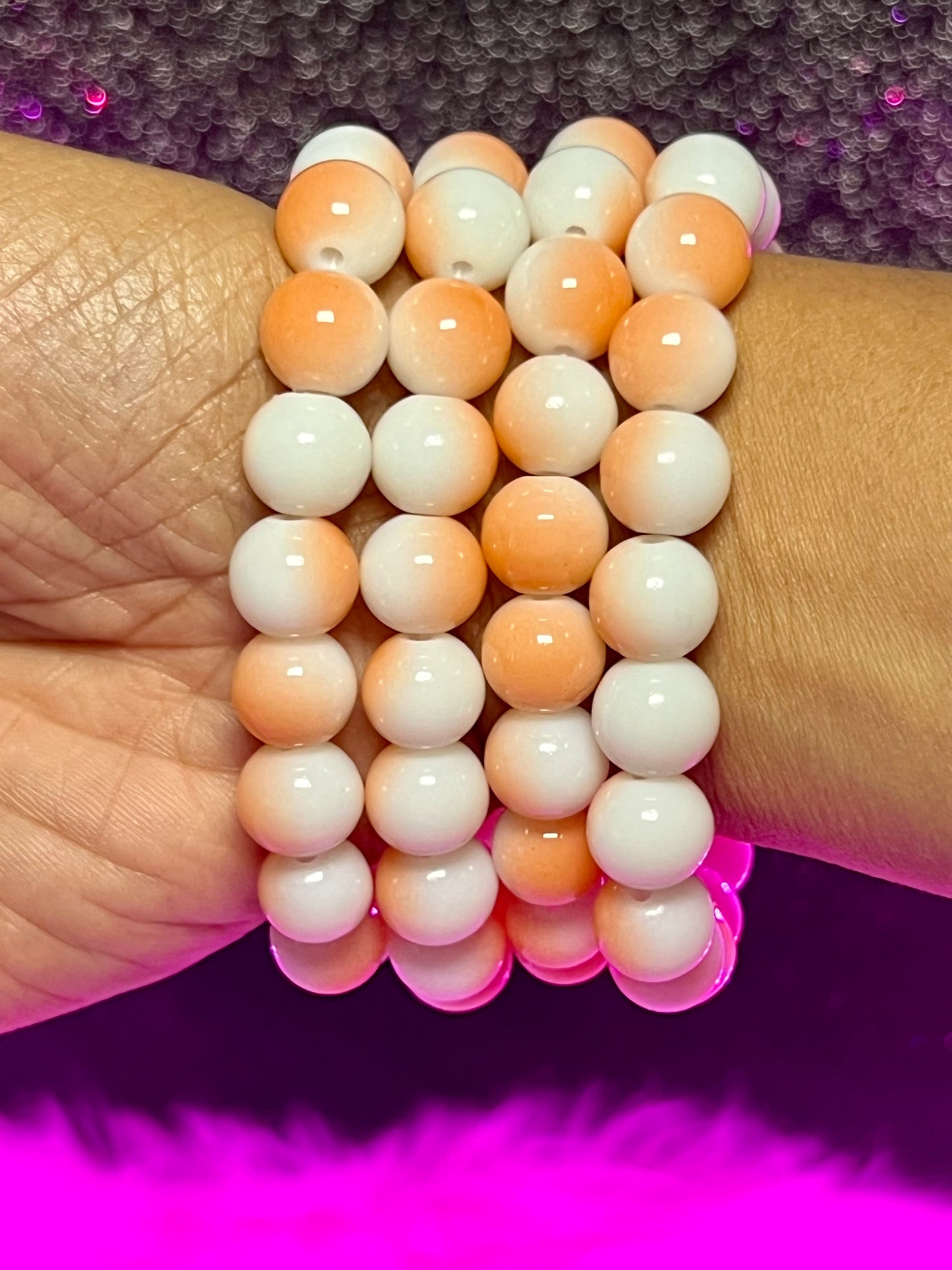 Pulsera con cuentas de melocotones y crema (1 pieza)