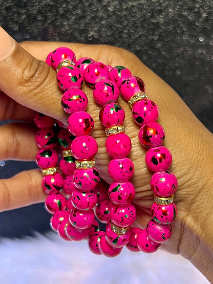 Pulsera de cuentas con chispas de color rosa intenso