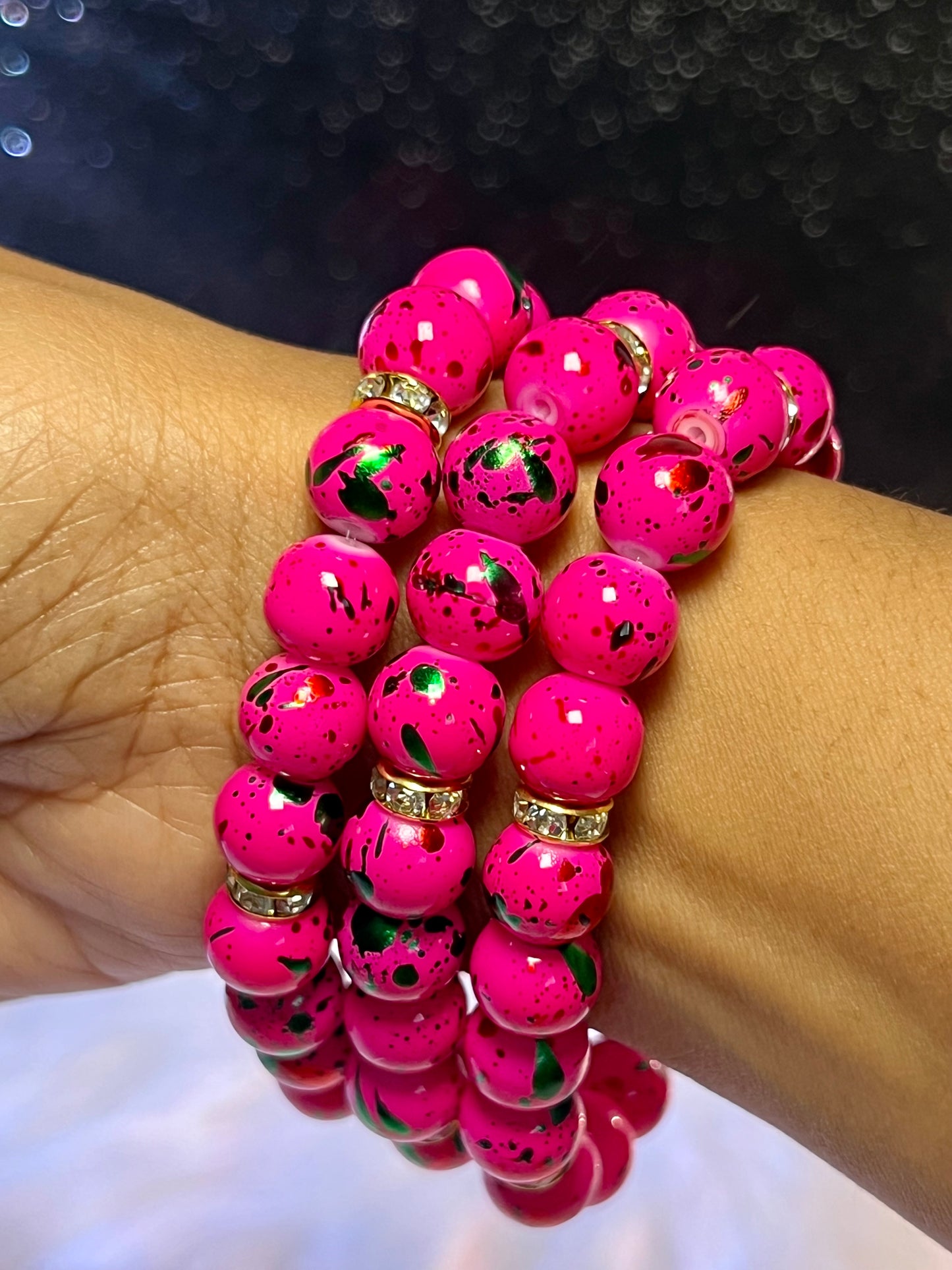 Pulsera de cuentas con chispas de color rosa intenso