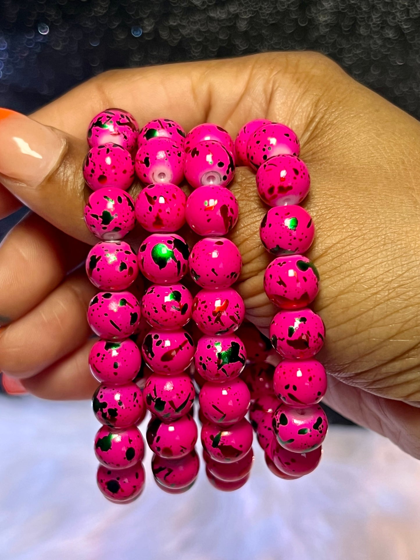 Pulsera de cuentas con chispas de color rosa intenso