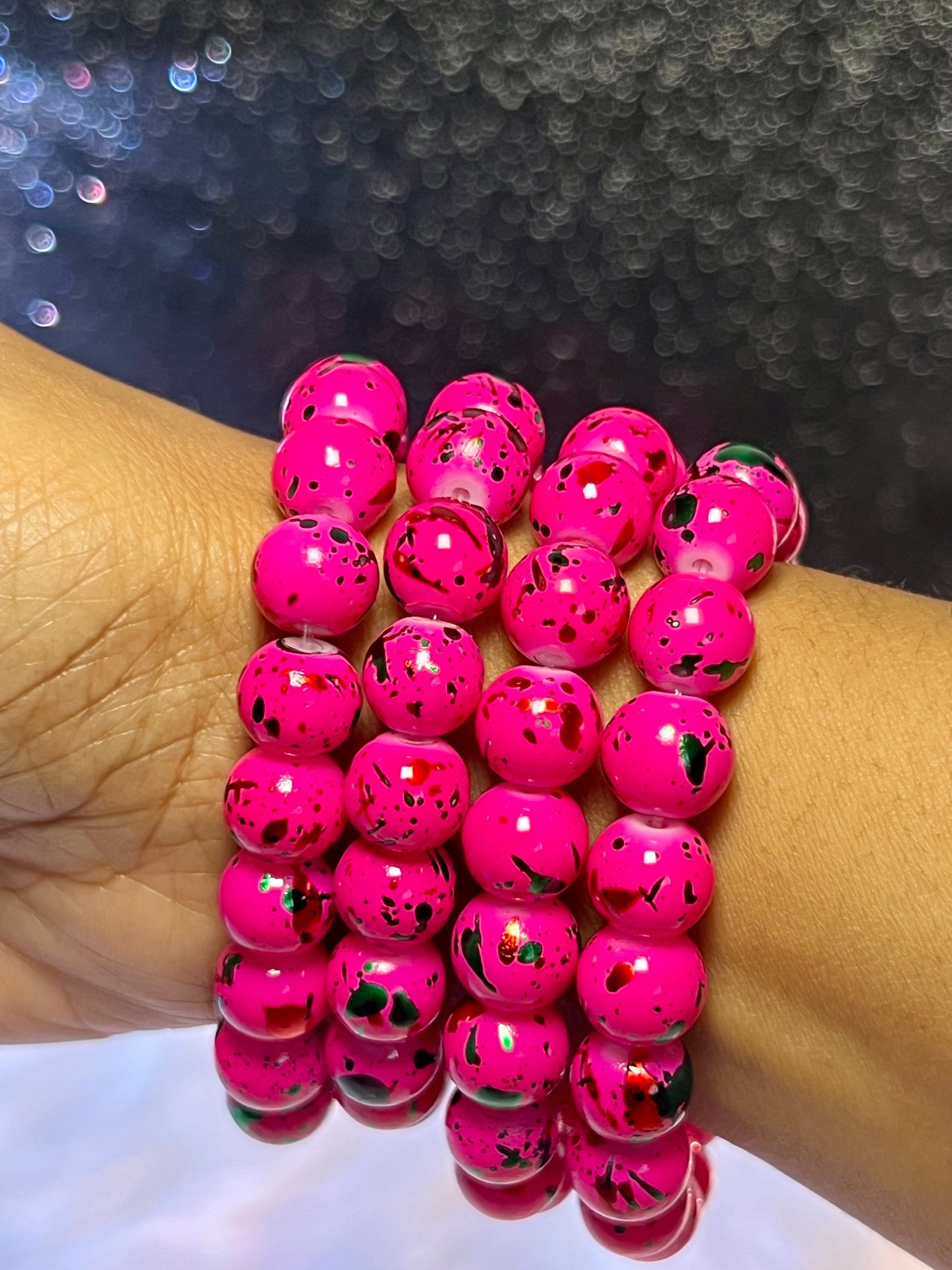 Pulsera de cuentas con chispas de color rosa intenso