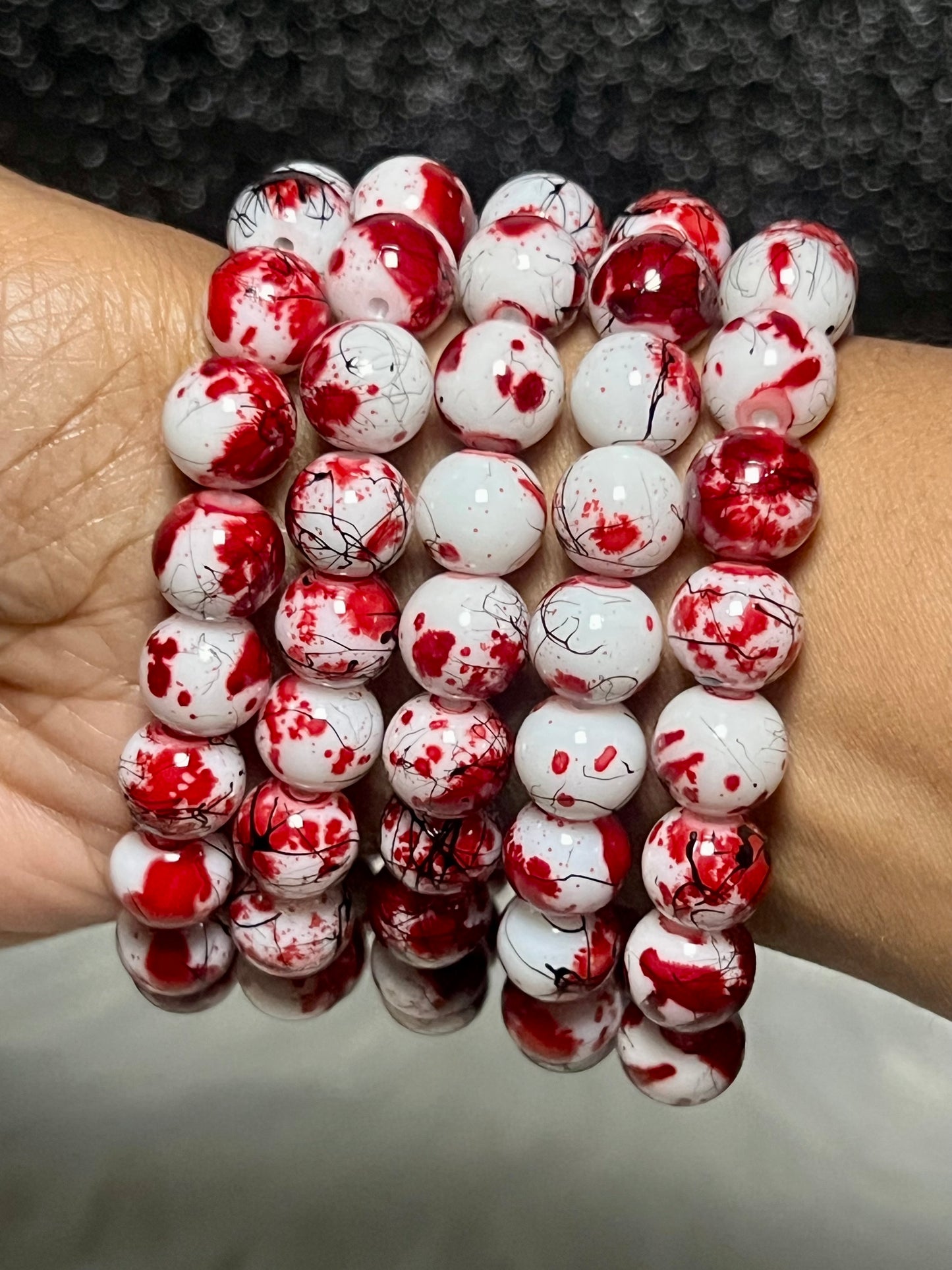 Pulsera con cuentas de fresa y crema (1 pieza)